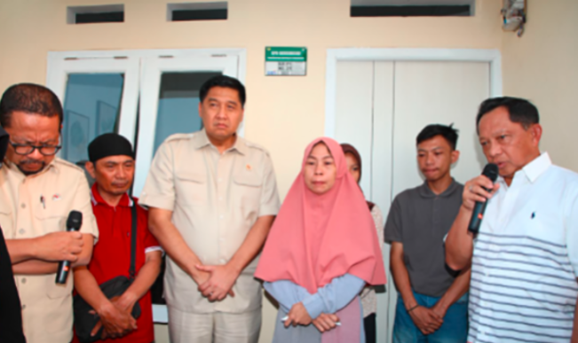 Keluarga alm Affan Kurniawan terima rumah baru di di Kompleks Pesona Kahuripan 10, Kecamatan Cileungsi, Kabupaten Bogor, Jawa Barat, Senin (1/9/2025)/Foto: Puspen Kemendagri